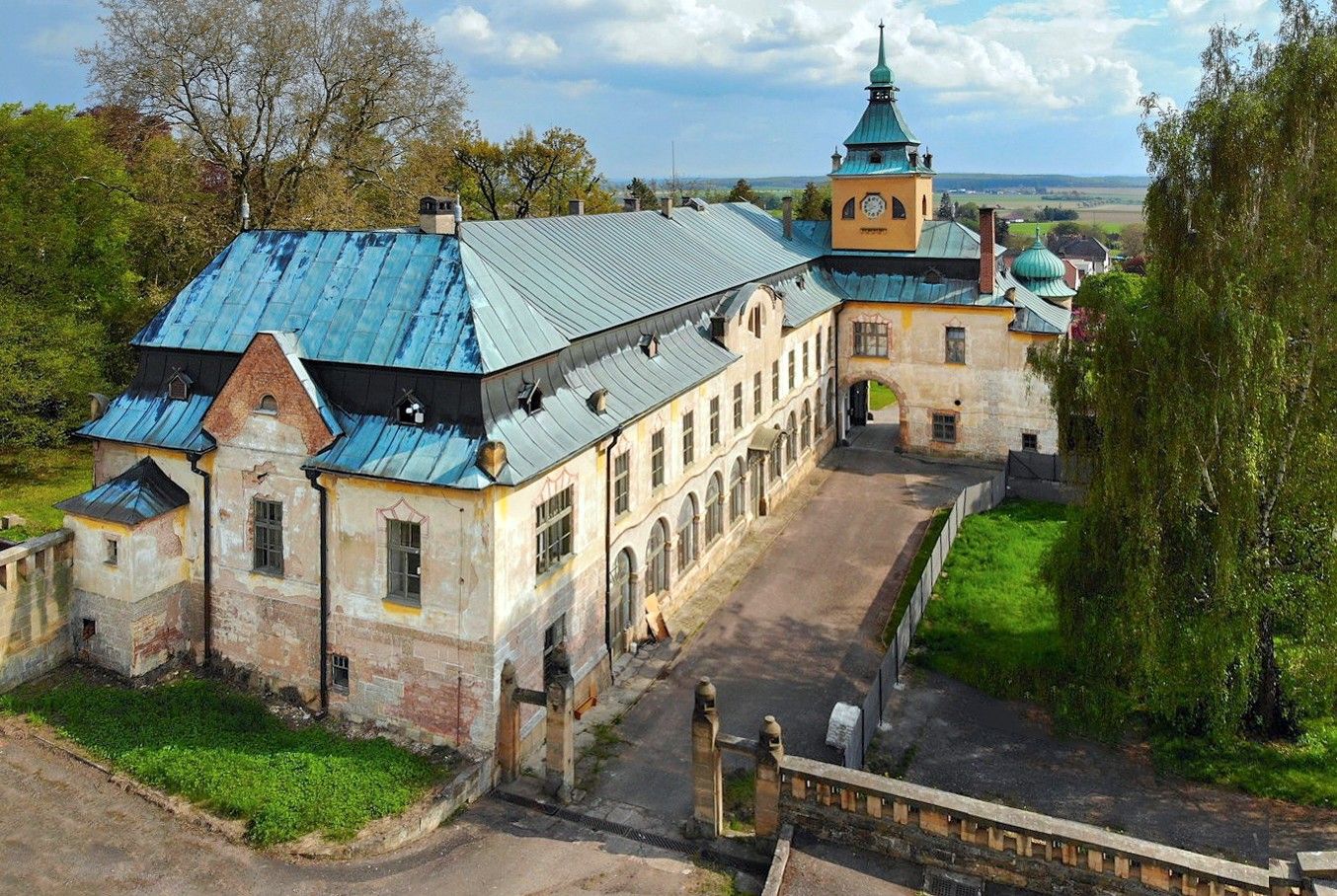 Images Romantisch art nouveau kasteel ten noorden van Praag