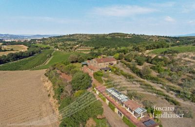 Plattelandswoning te koop Arezzo, Toscane, RIF 2993 Blick auf Anwesen und Umgebung