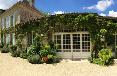 Landhuis te koop Gémozac, Nouvelle-Aquitaine, Das Landhaus mit dem Anbau. Dort sind drei Gästeapartments untergebracht.