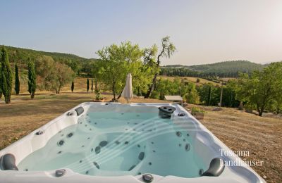 Plattelandswoning te koop Sarteano, Toscane, RIF 3005 Whirlpool mit Panoramablick