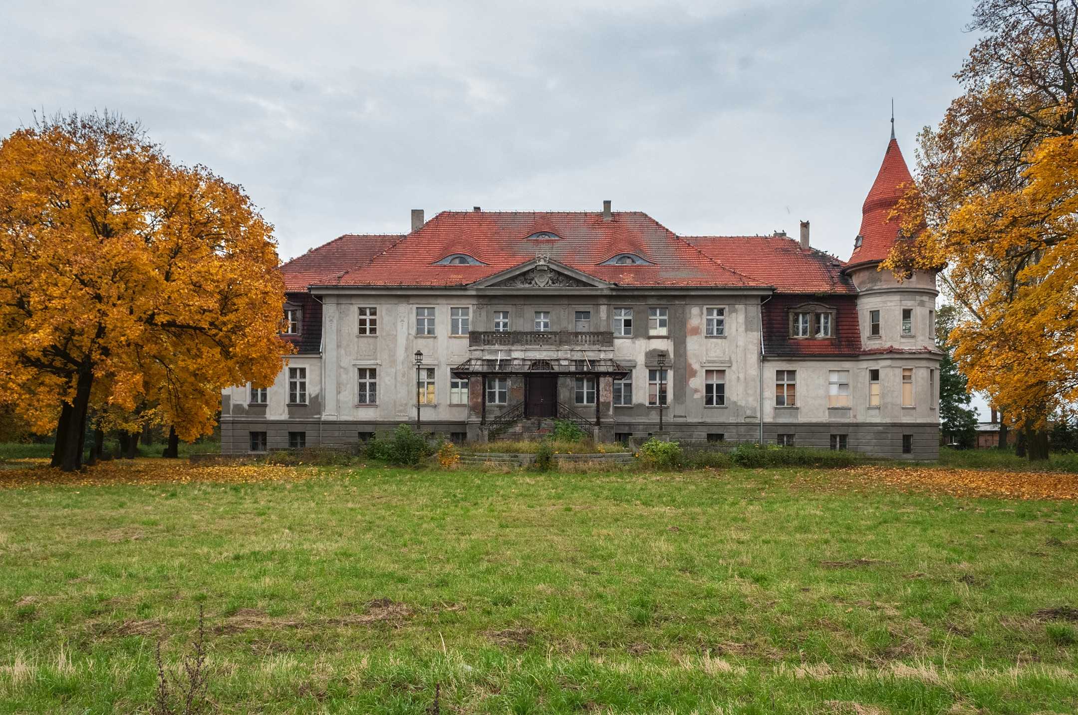 Images Neobarok landhuis in Karczewo