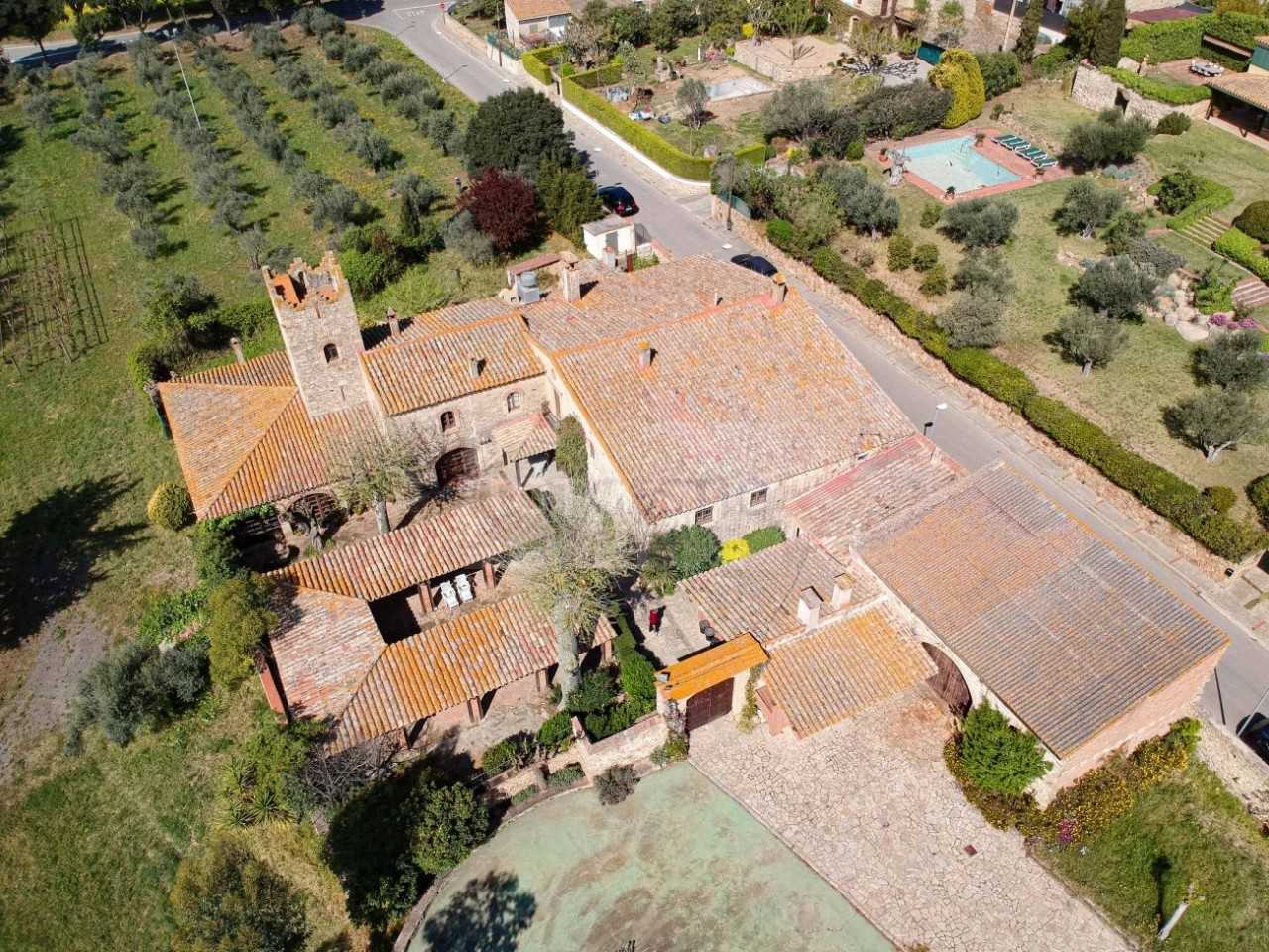 Images Grote 14e eeuwse boerderij met toren in het hart van de Costa Brava