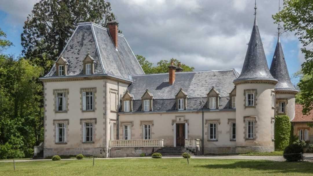 Images Château de Bourgogne met stallen en landschapspark