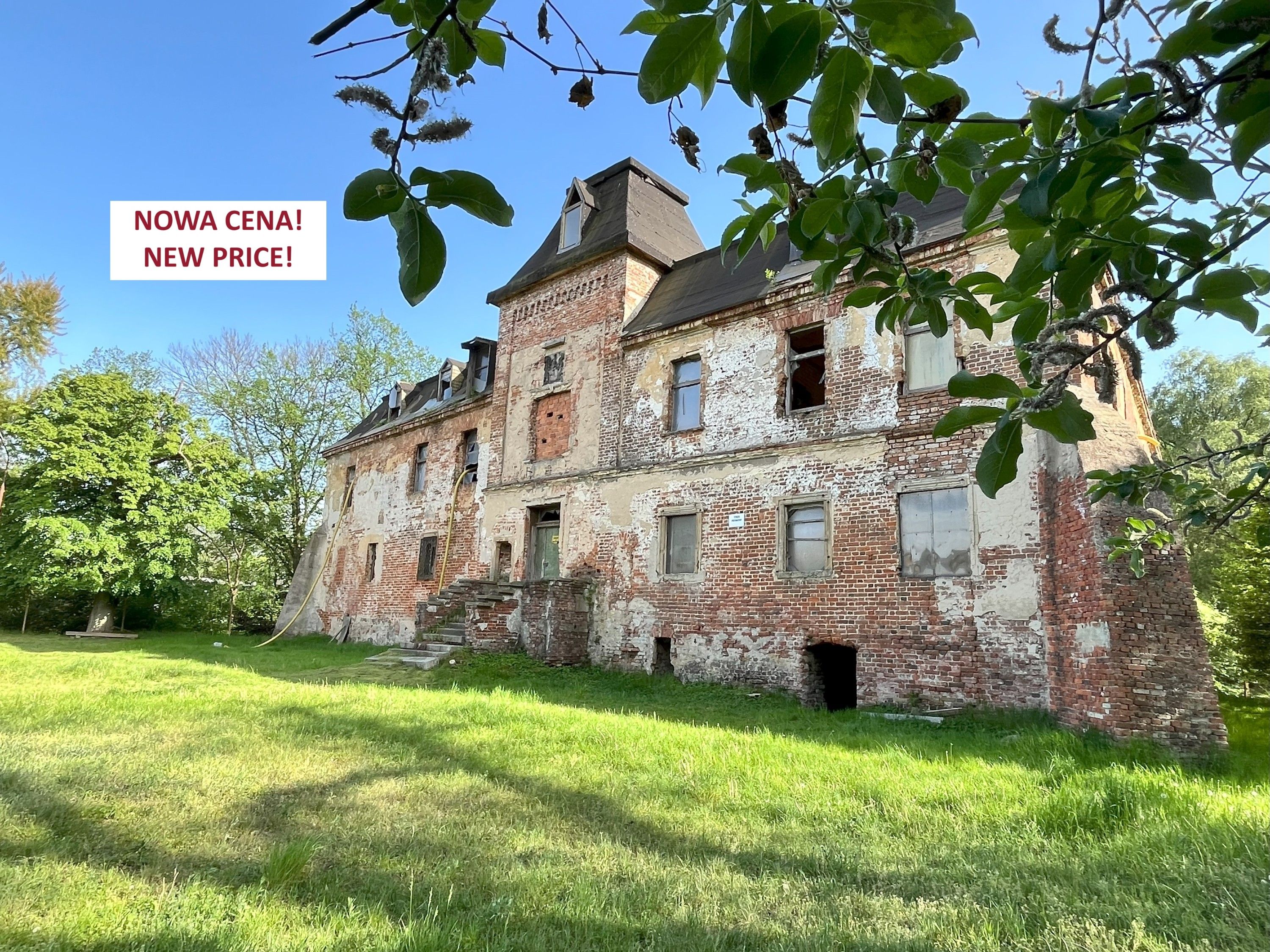 Images Renovatiebehoevend kasteel met klein park Wrocław, Polen