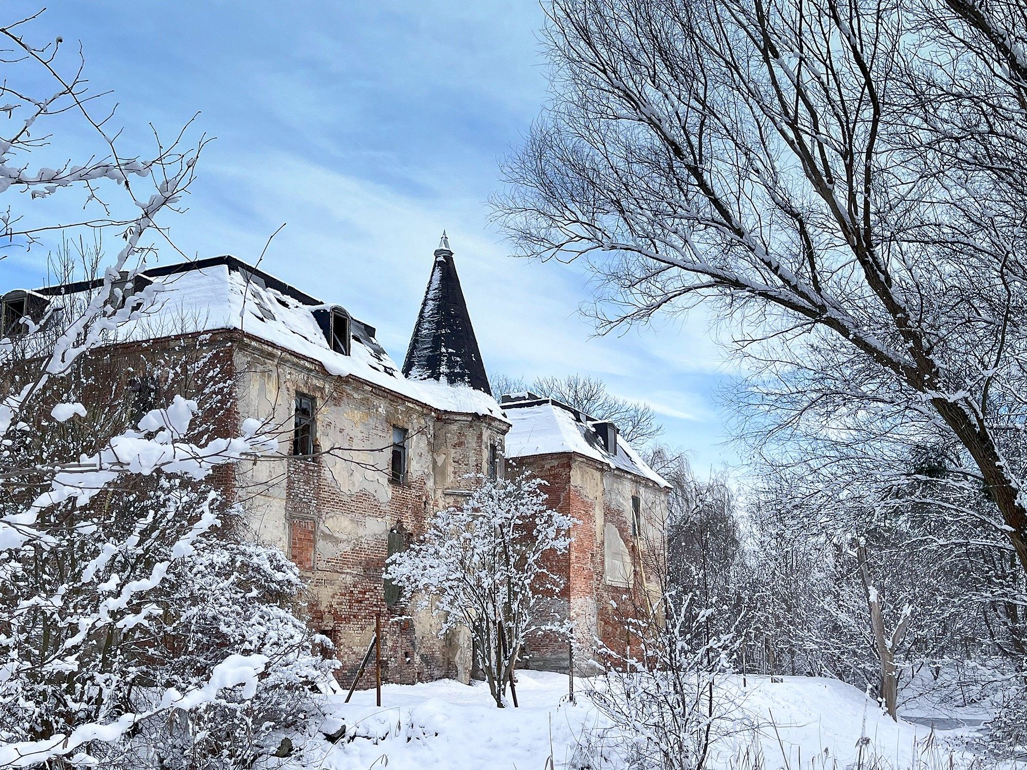 Images Renovatiebehoevend kasteel met klein park Wrocław, Polen