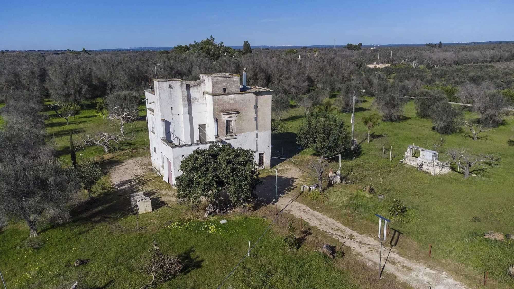 Images Masseria - Versterkte boerderij met kapel bij Oria