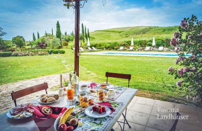 Plattelandswoning te koop Castiglione d'Orcia, Toscane, RIF 3053 Sitzmöglichkeit mit Blick auf Pool