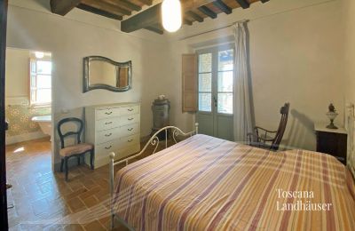 Plattelandswoning te koop Cortona, Toscane, RIF 3085 Schlafzimmer 3 mit Blick in BZ