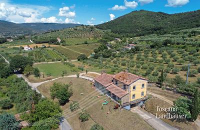 Plattelandswoning te koop Cortona, Toscane, RIF 3085 Landhaus und Zufahrt Garage