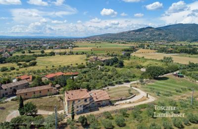 Plattelandswoning te koop Cortona, Toscane, RIF 3085 Blick auf Landhaus und Umgebung