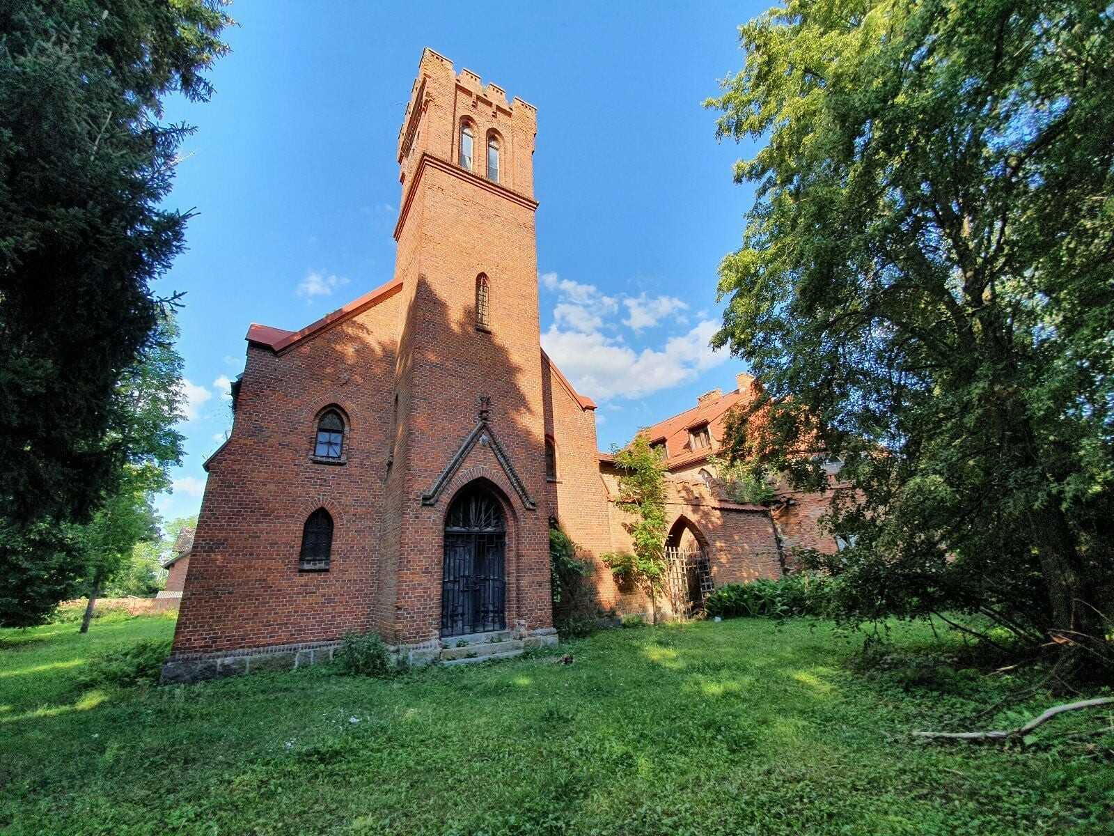 Images Uniek landgoed met kerk en klein kasteel