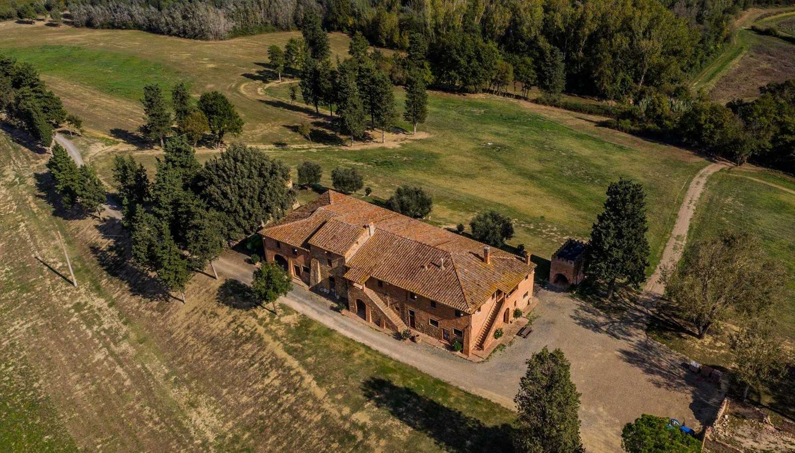 Images Voormalig klooster op een geweldige locatie met 100 hectare land