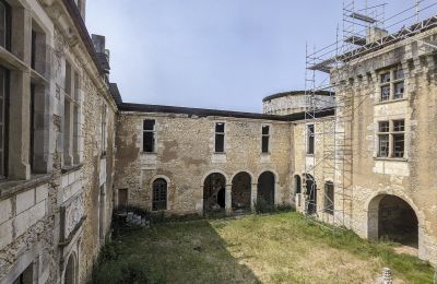 Burcht te koop Périgueux, Nouvelle-Aquitaine, Binnenplaats