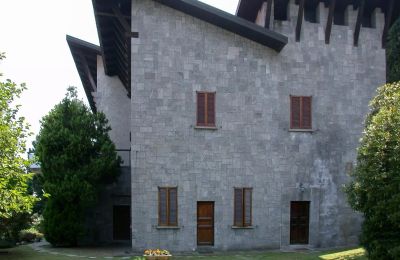 Vastgoed, Grote historische villa in Belgirate met park, zwembad en uitzicht op het meer