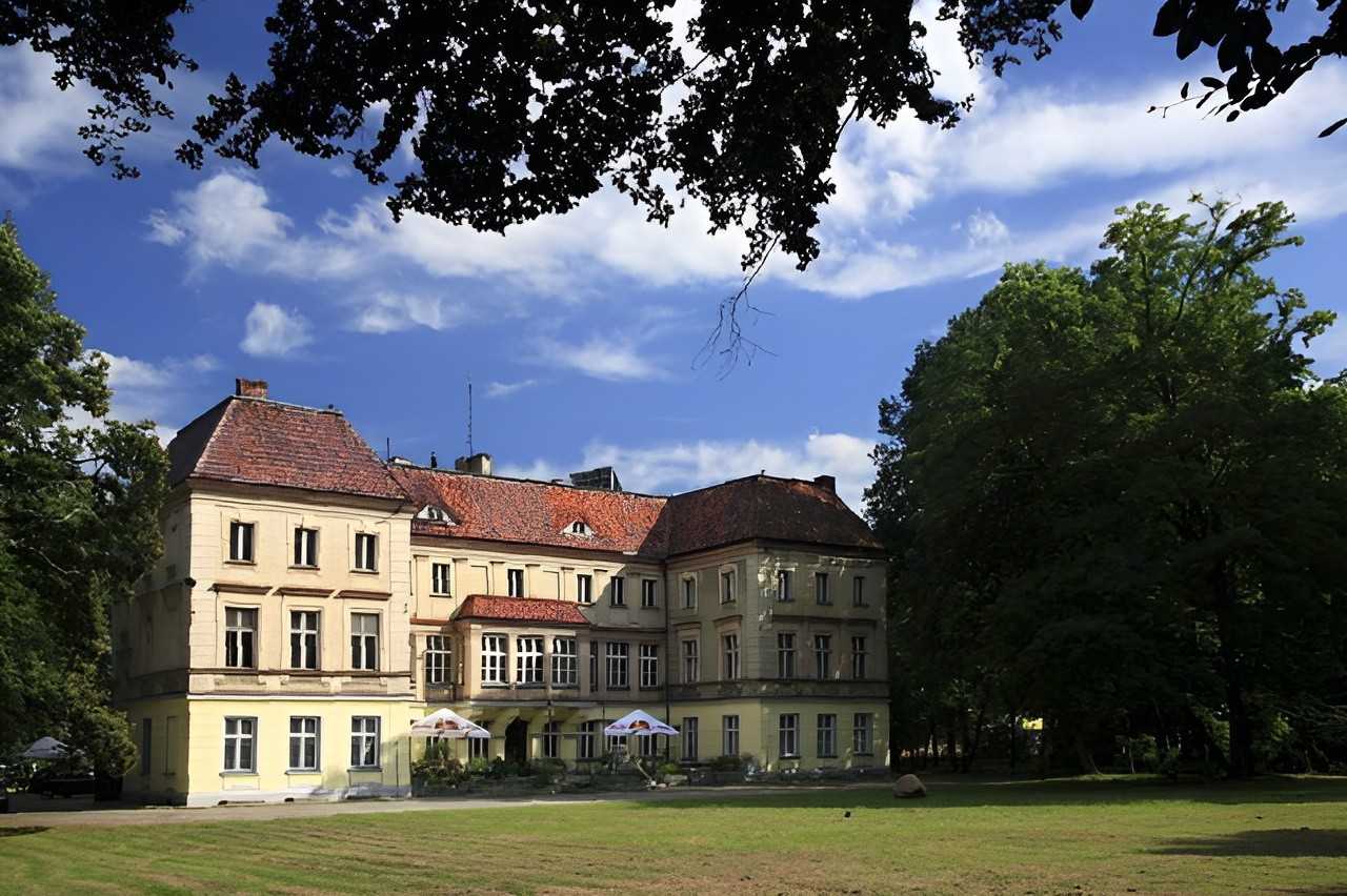 Images Castle and park in Southern Poland