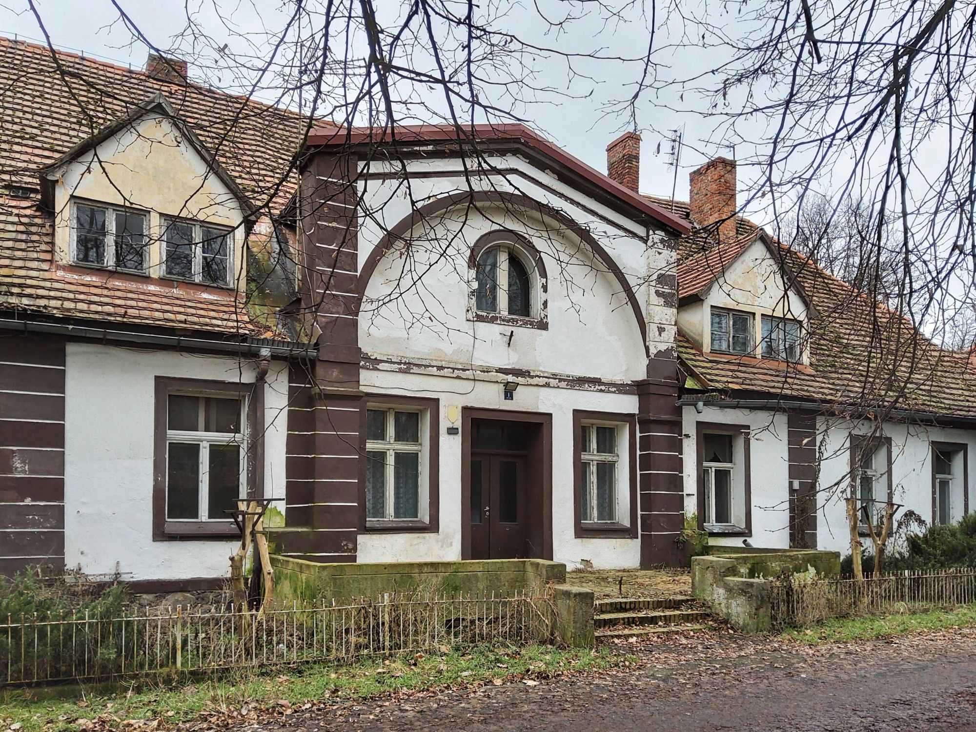 Images Landhuis met bijgebouwen en park in de buurt van Leszno