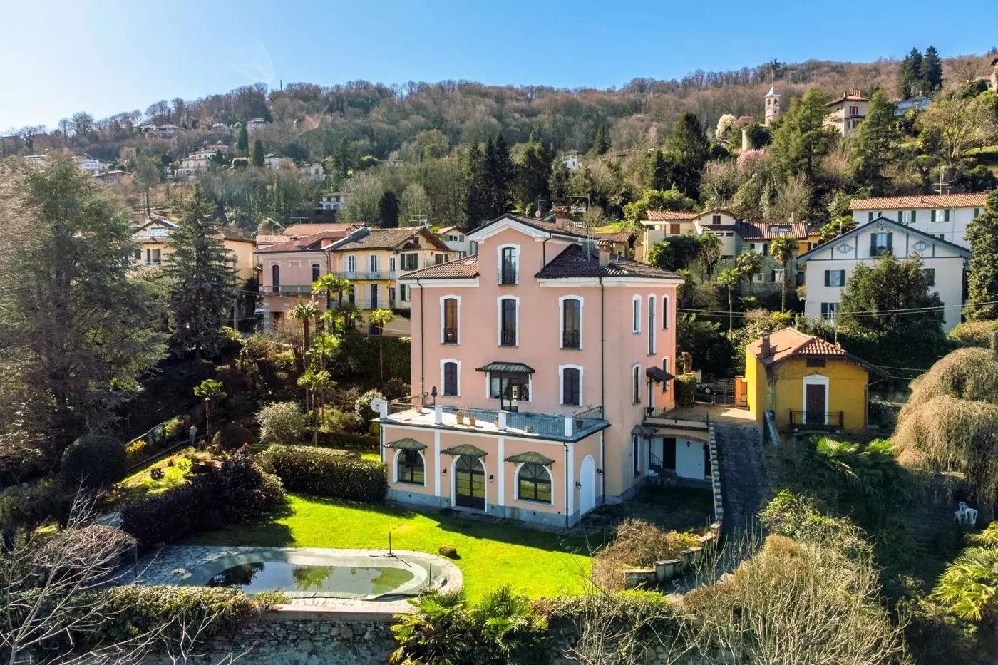 Images Deel van een historische villa met zwembad en uitzicht op het meer in Stresa Binda