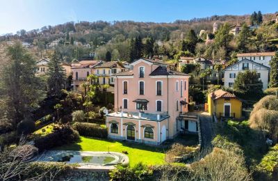 Vastgoed, Deel van een historische villa met zwembad en uitzicht op het meer in Stresa Binda