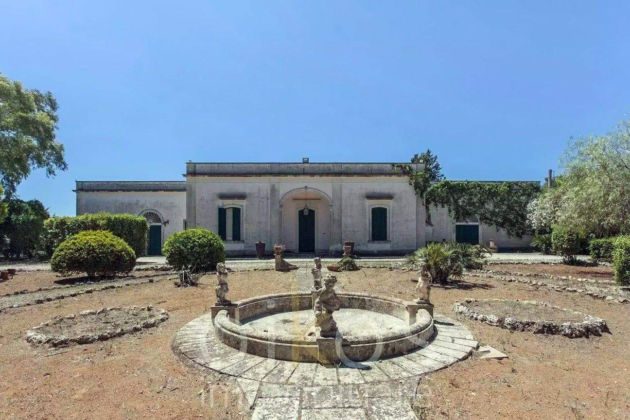 Images Historische villa met zwembad en tuin bij Lecce