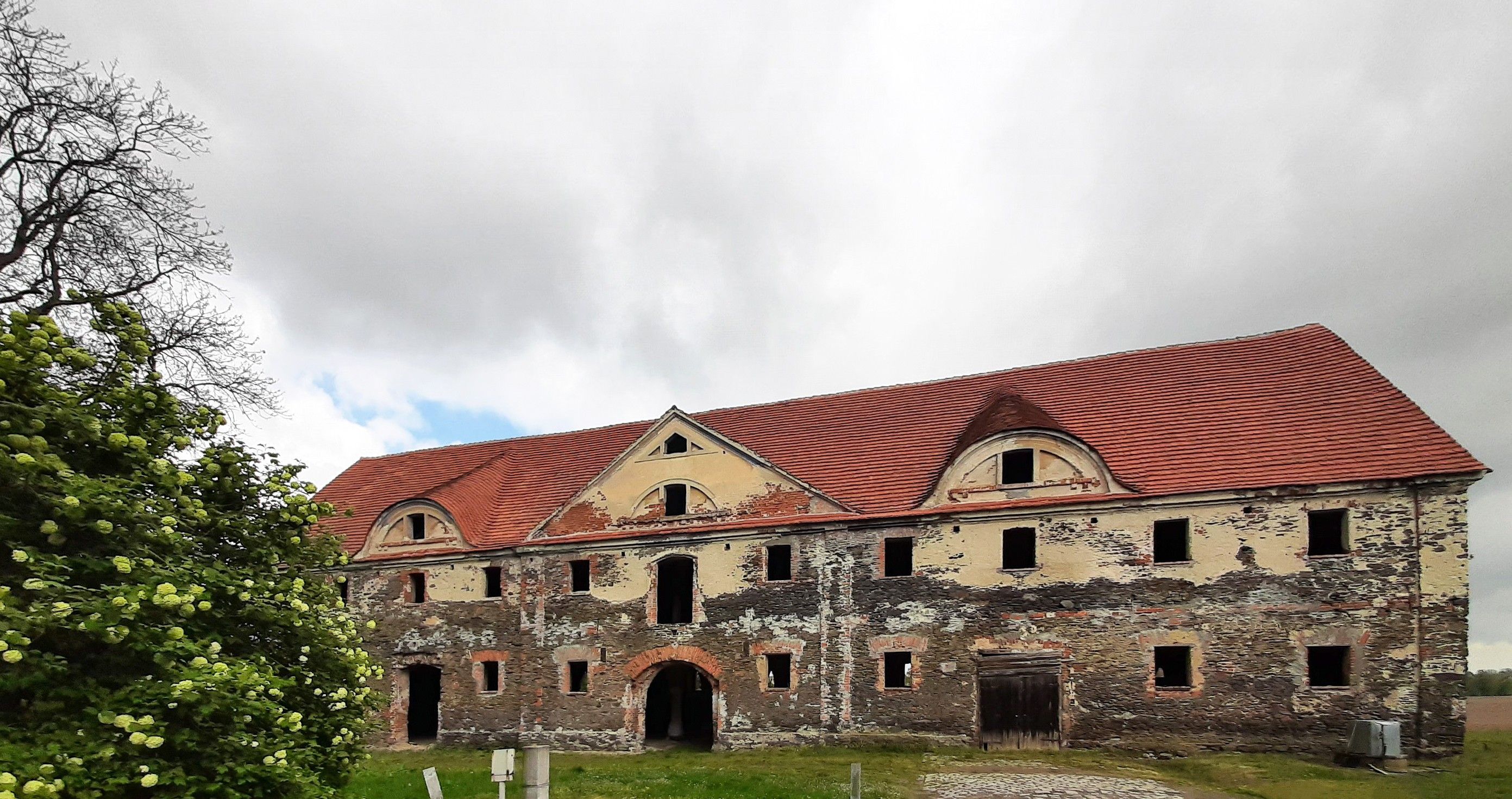 Images Indrukwekkend stalgebouw op Kasteel Damianowo