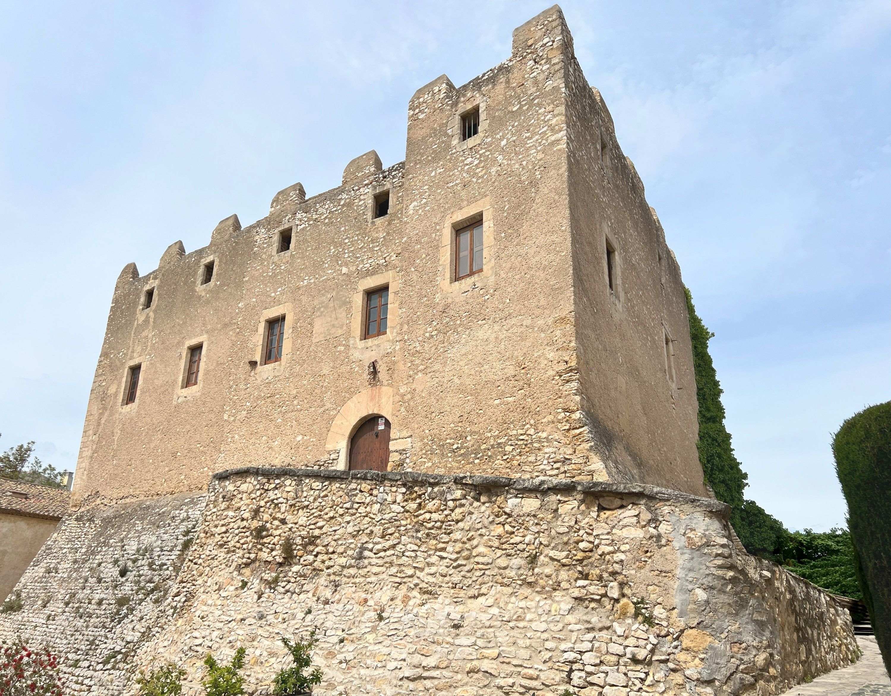 Kasteel met uitzicht op zee ten zuiden van Barcelona, Burcht te koop