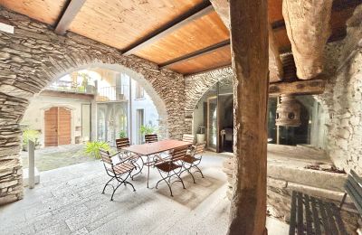 Landhuis te koop 28824 Oggebbio, Località Rancone, Piemonte, Innenhof mit Weinpresse