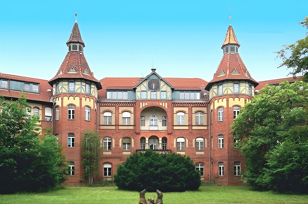 Images Groot terrein in het bos: voormalig kasteel en sanatorium in Brandenburg