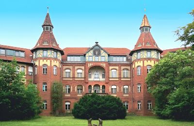 Vastgoed, Groot terrein in het bos: voormalig kasteel en sanatorium in Brandenburg