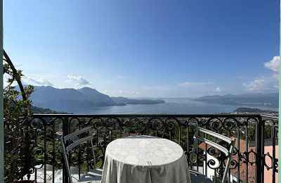 Historische villa te koop Bee, Piemonte, Aussicht vom Balkon