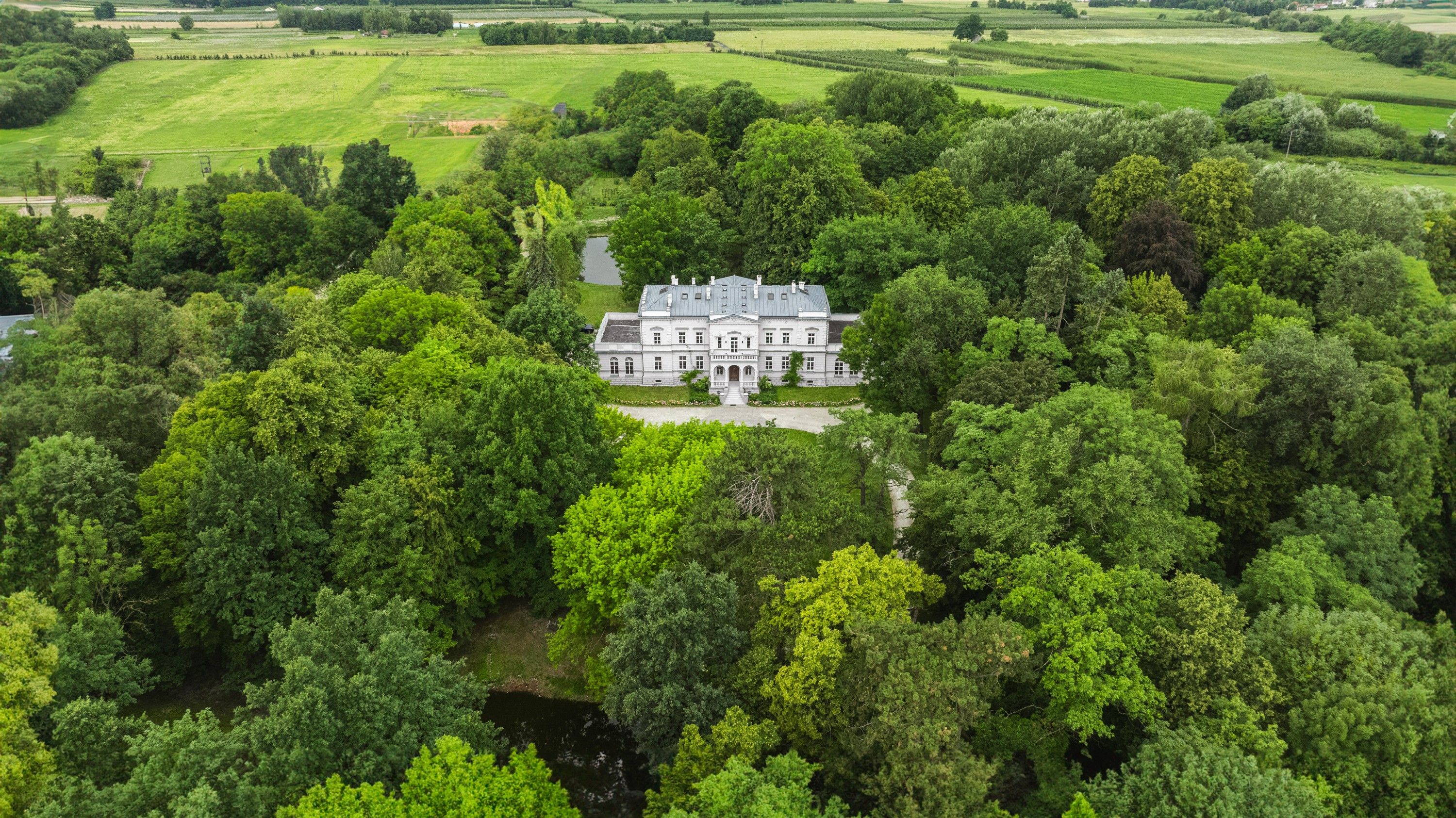 Images Exclusief paleis met park bij Warschau