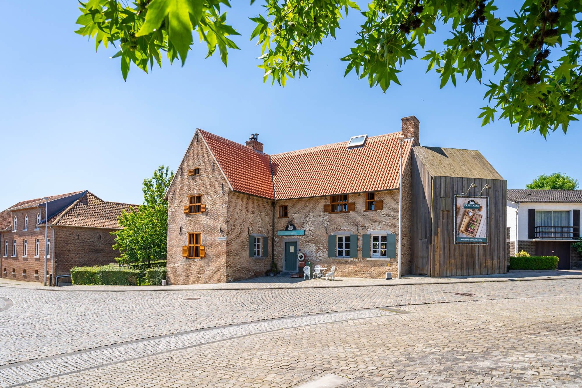 Images Historische pand op ruim perceel met commerciële mogelijkheden