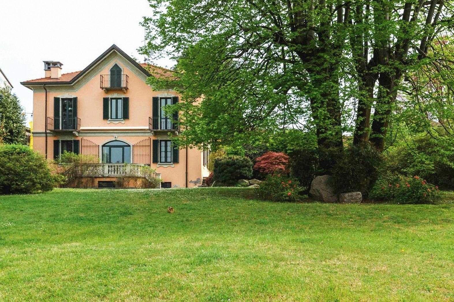 Images Historische villa in Lisanza aan het Lago Maggiore, grote tuin