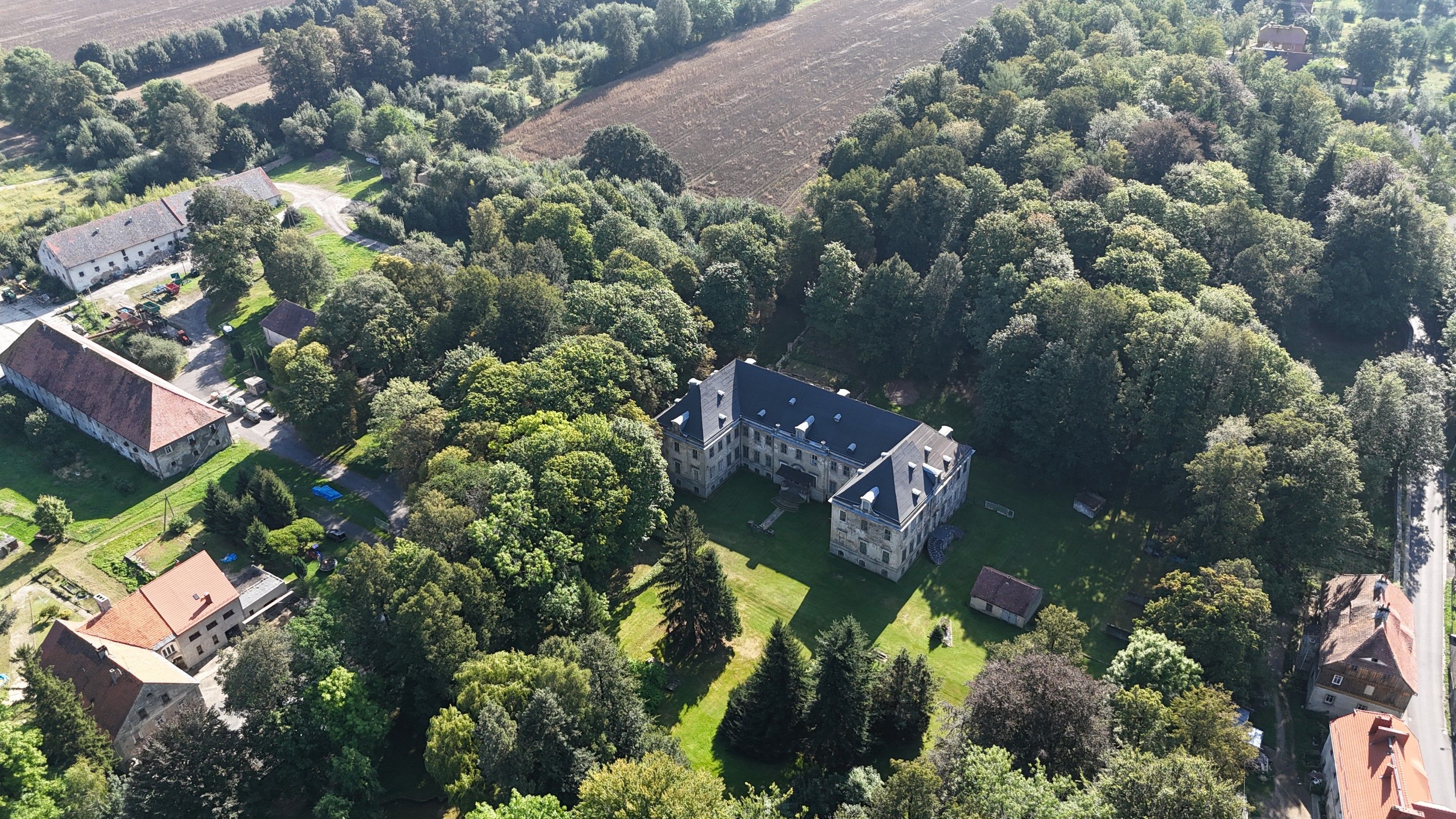 Images Kasteel Meffersdorf in Neder-Silezië - Pałac w Pobiednej