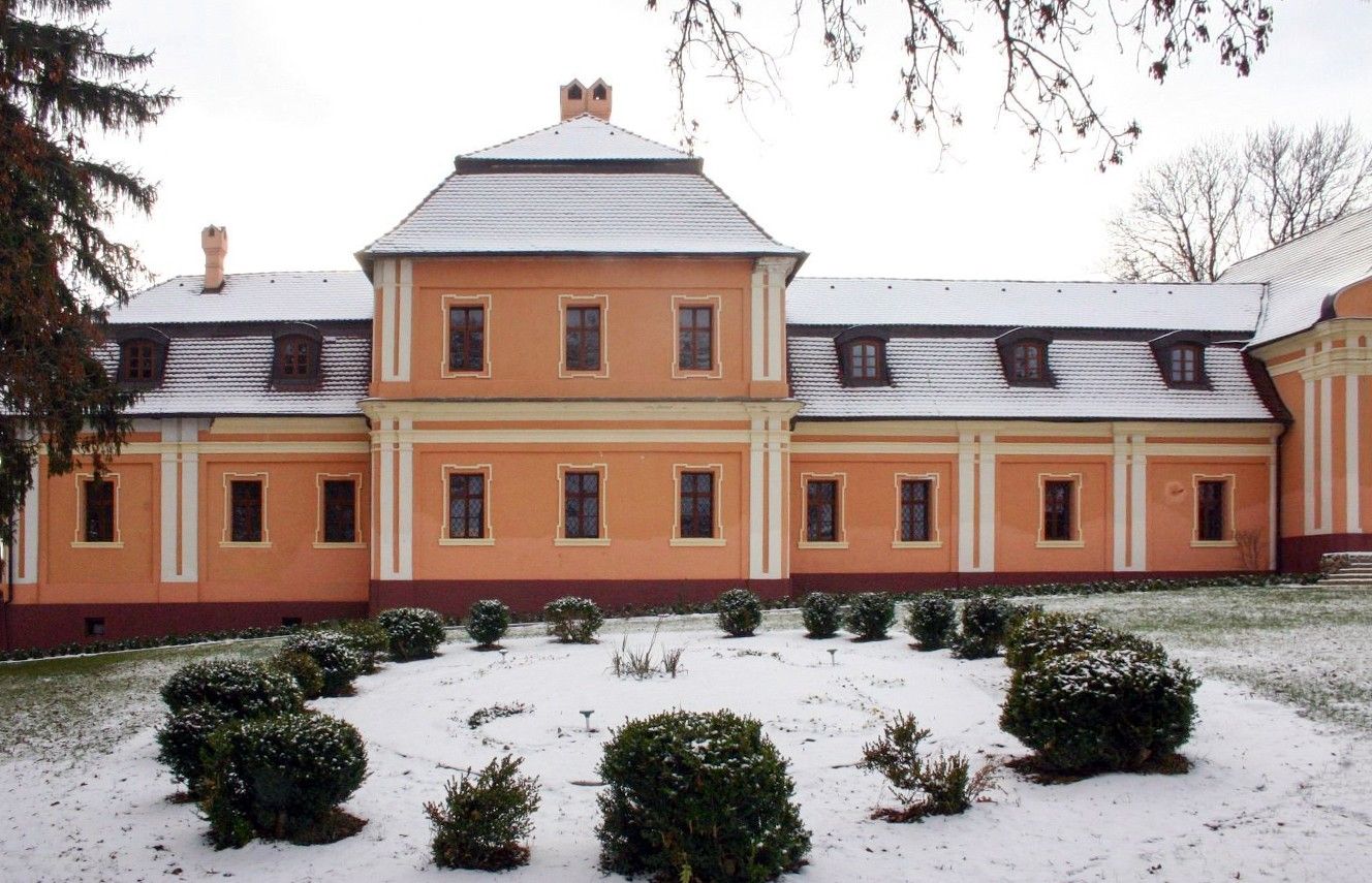 Images Gerenoveerd landhuis met kapel in het westen van Slowakije