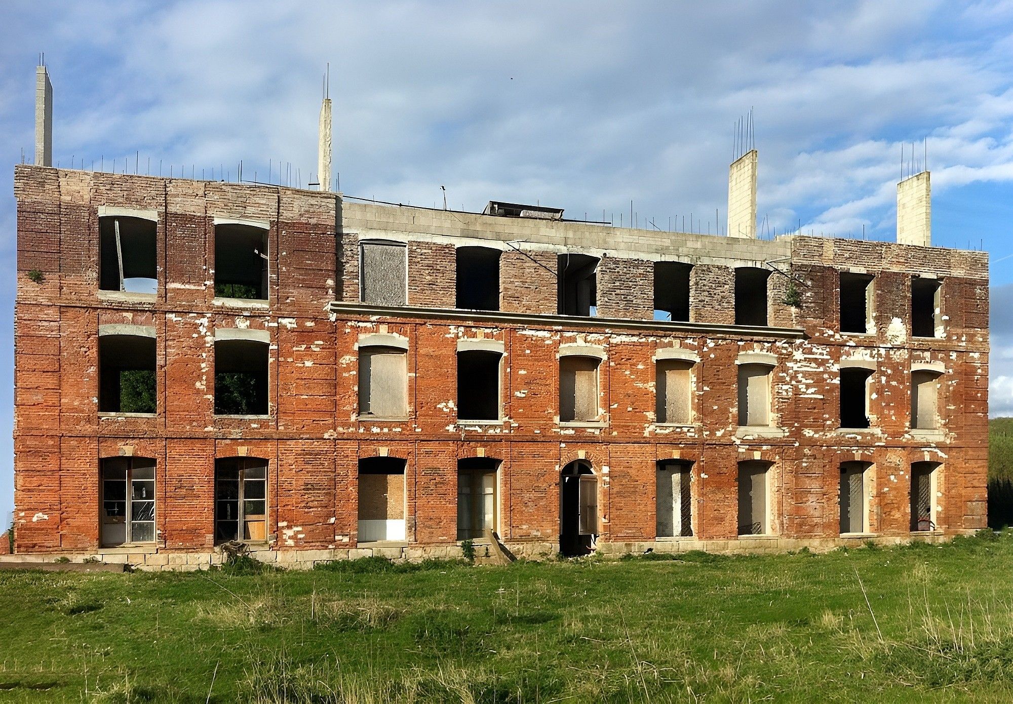 Images Normandisch landhuis voor reconstructie bij Perruel