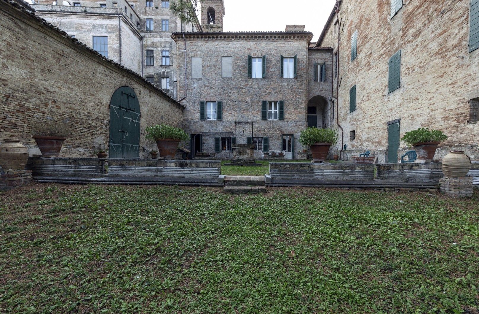 Images Italiaans palazzo met historisch interieur en tuin, bij Ancona