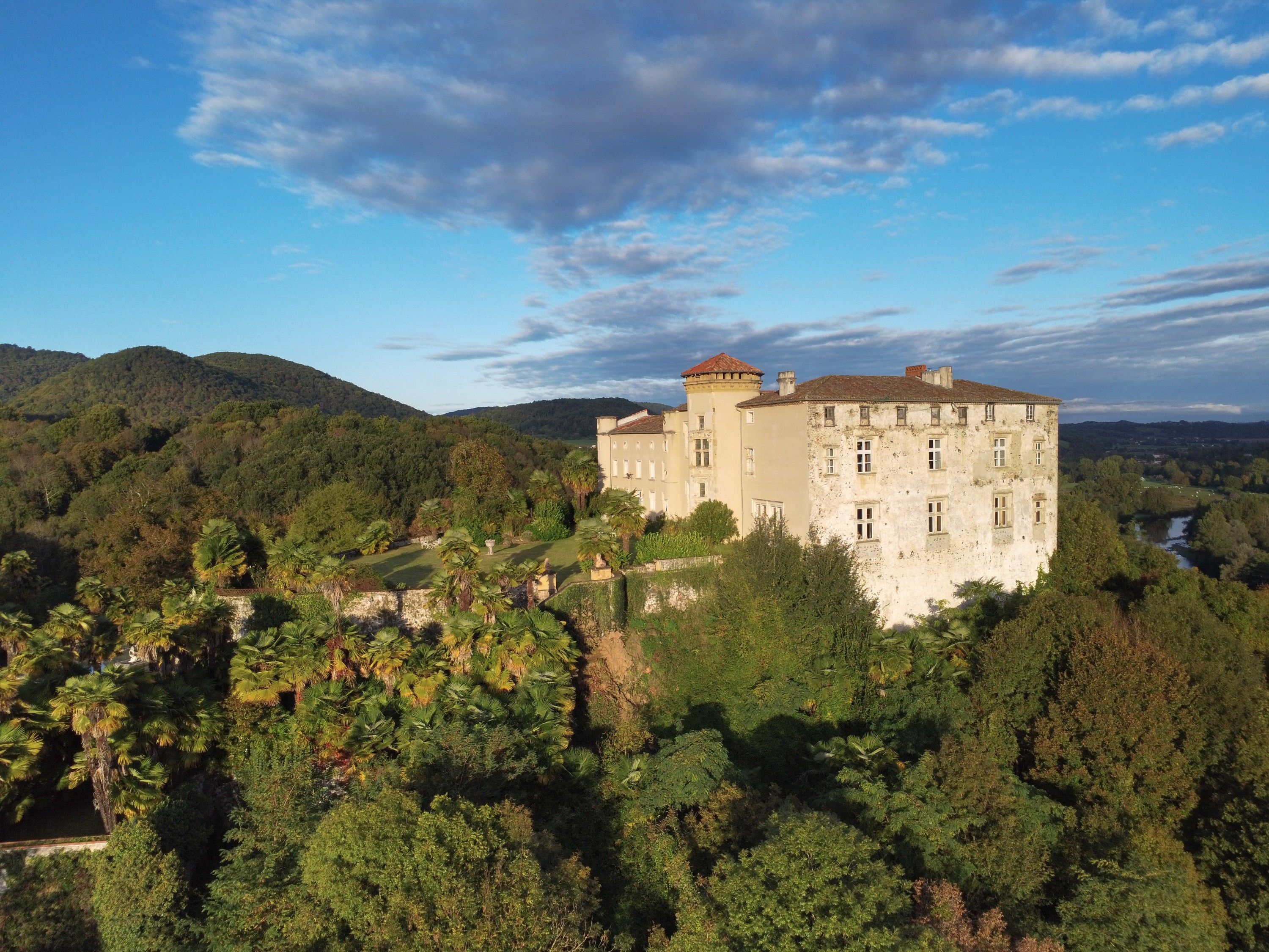 Images  Imposante kasteel in de zuidfranse regio Haute-Garonne