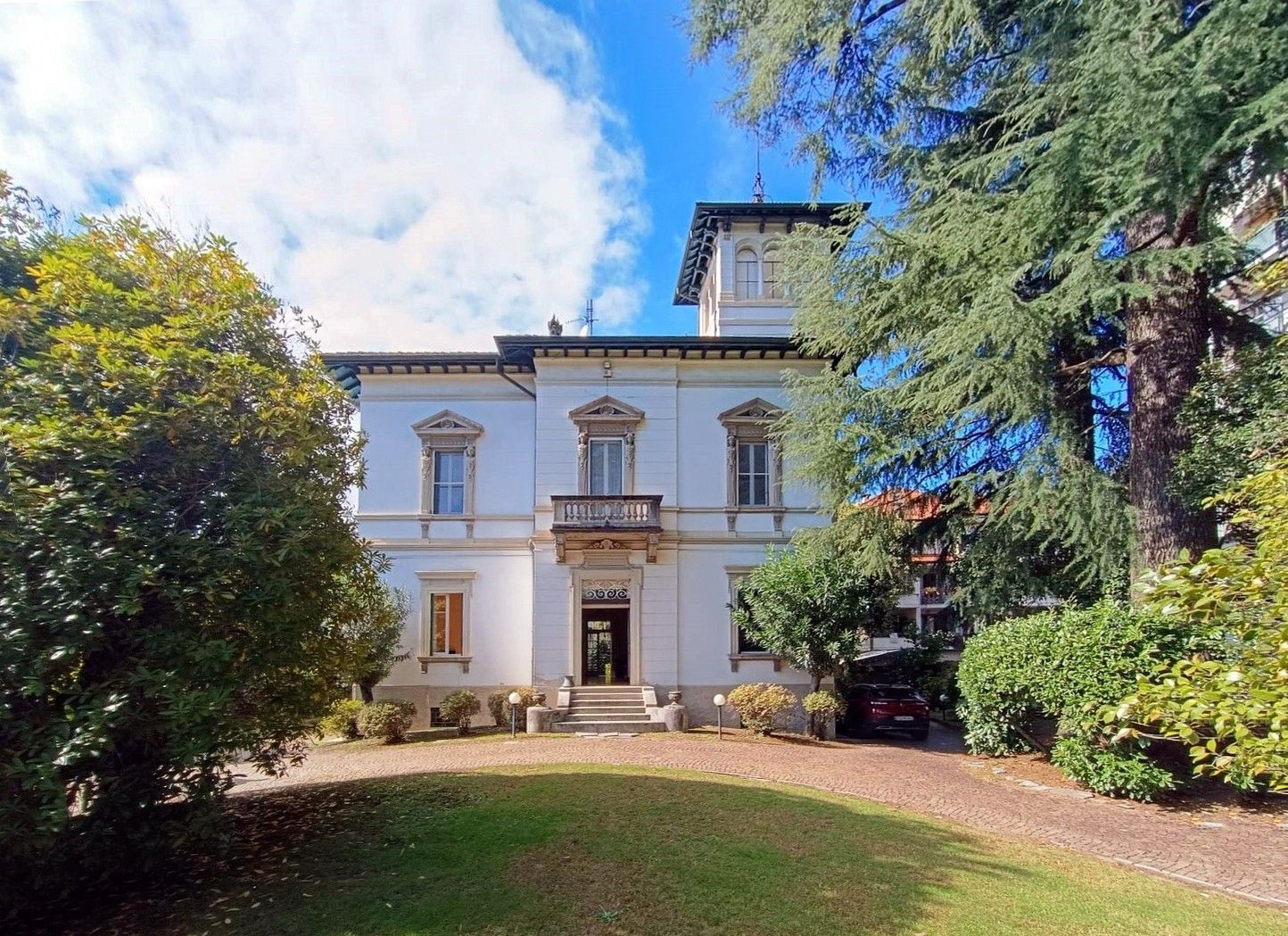 Images Historische villa met toren, park en zwembad in Verbania