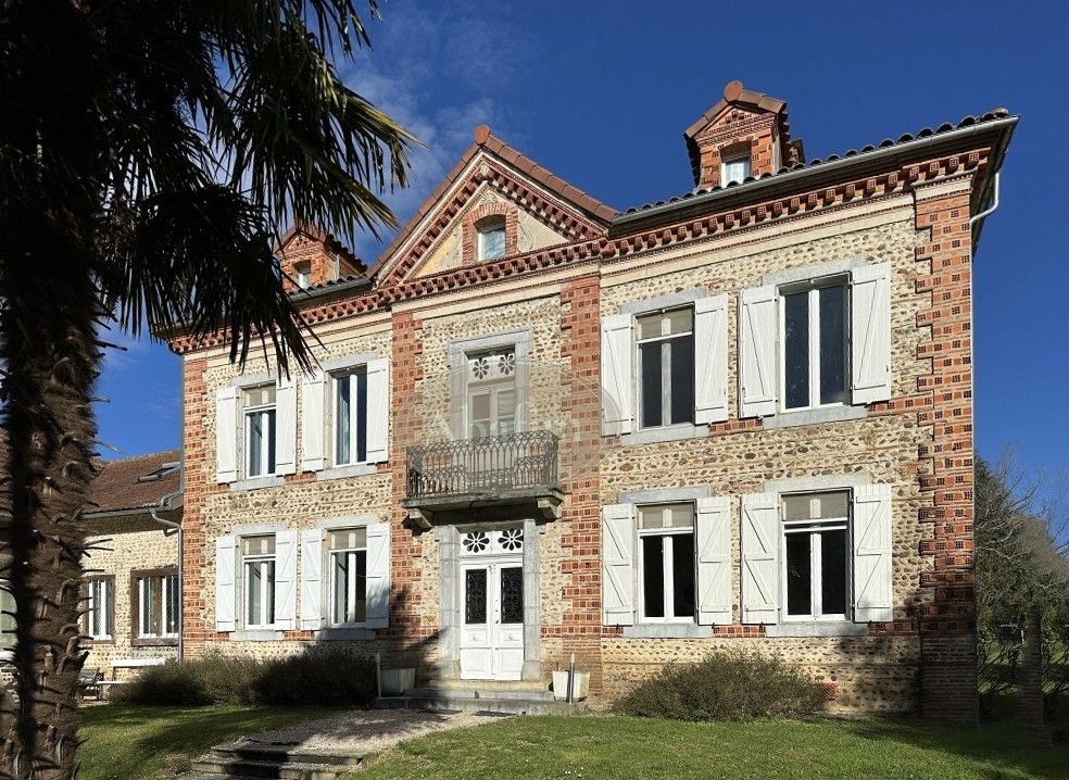 Images Landhuis met bijgebouw en park bij Trie-sur-Baïse