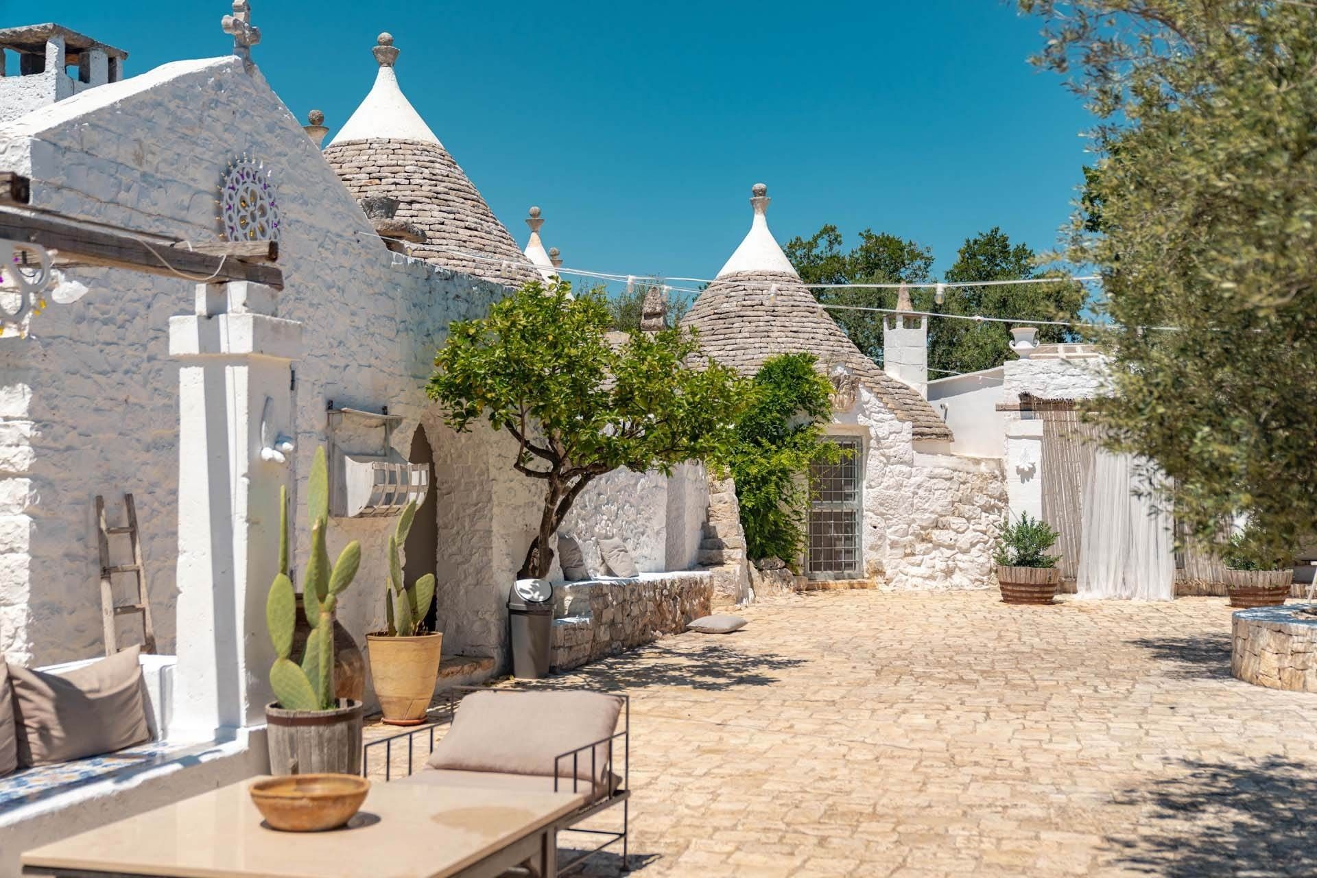 Images Trulli complex met grote tuin bij Martina Franca