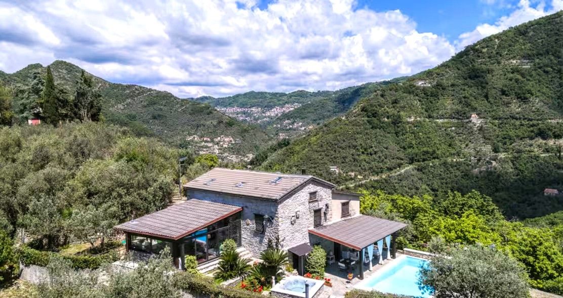 Images Landhuis in Ligurië met bergpanorama en zwembad