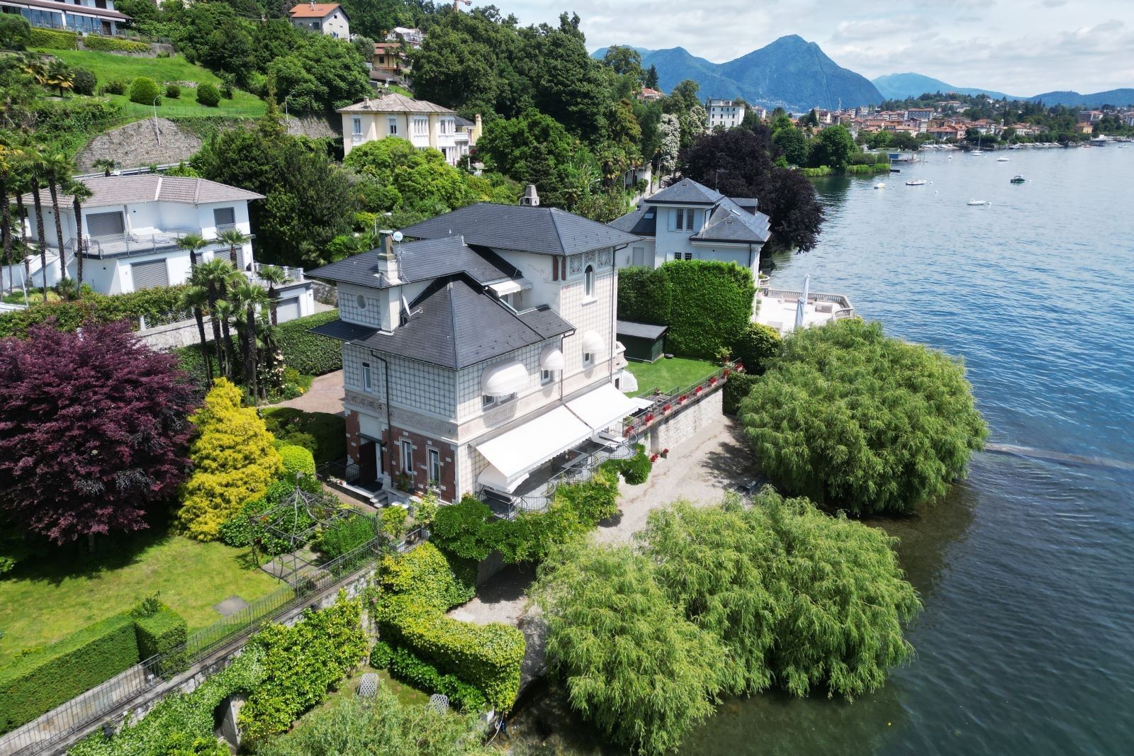 Images Historische villa in Verbania met privéstrand