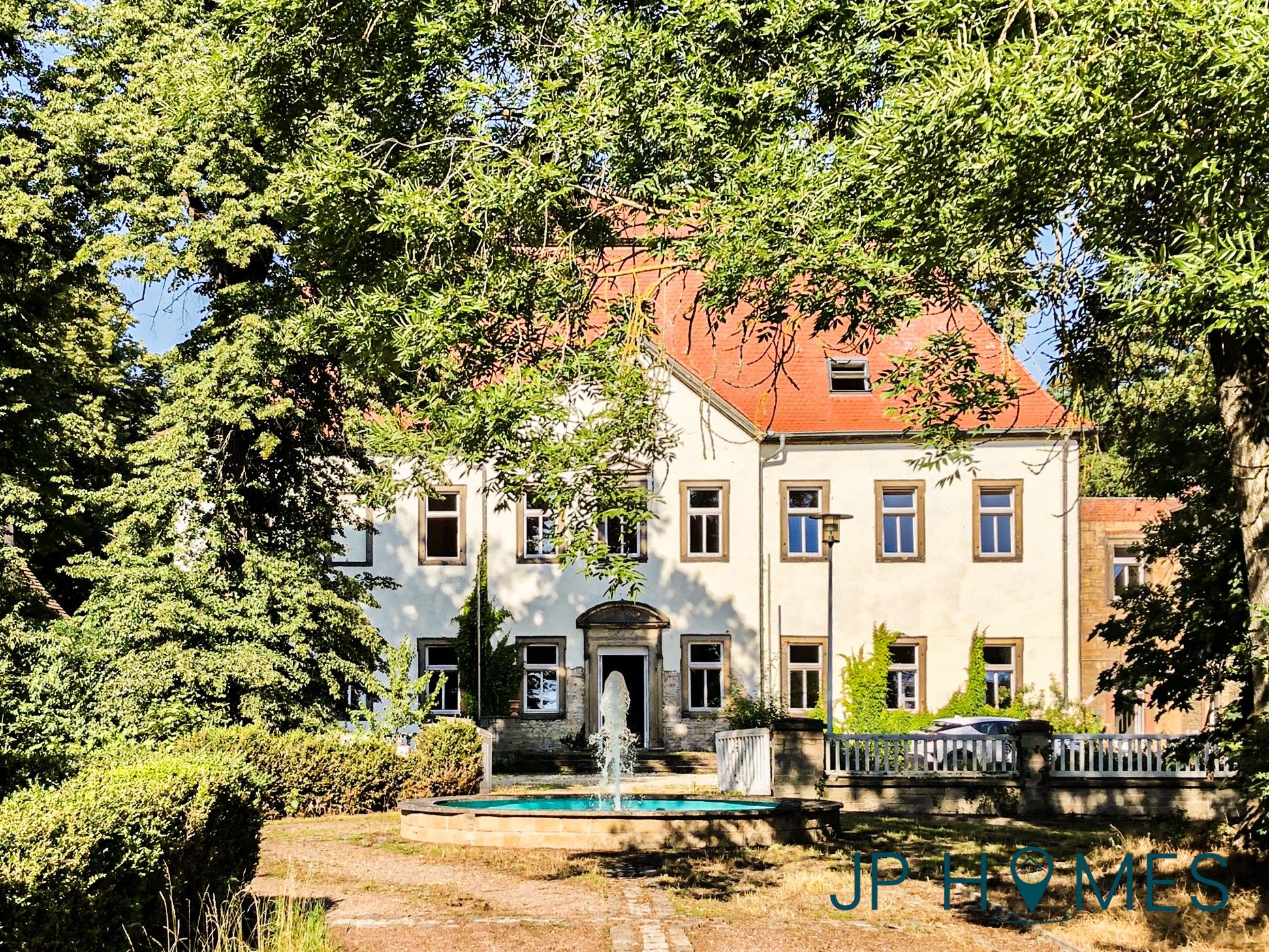 Images Gedeeltelijk gerenoveerd kasteel in Saksen-Anhalt