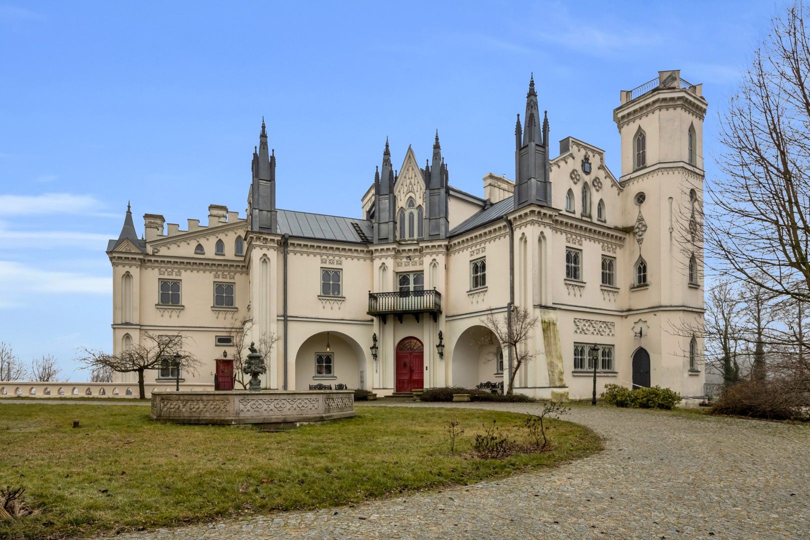 Images Neogotisch landhuis in Patrykozy - een uniek monument in Mazovië