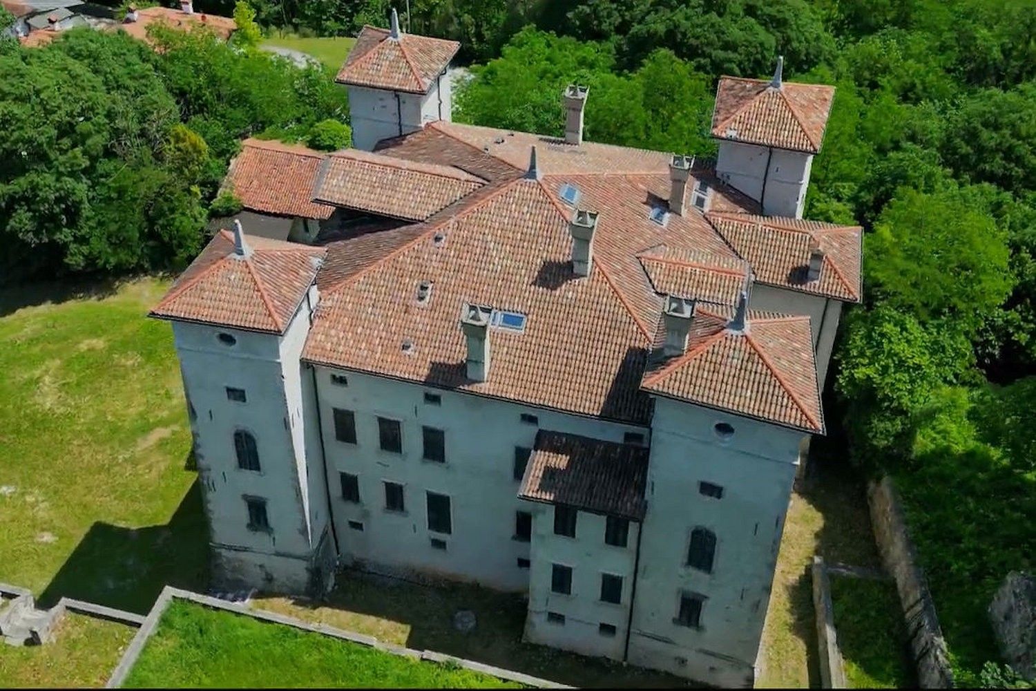 Images  Kasteel in Friuli-Venezia Giulia, Italië – 110 hectare grond, wijngaarden en golfproject