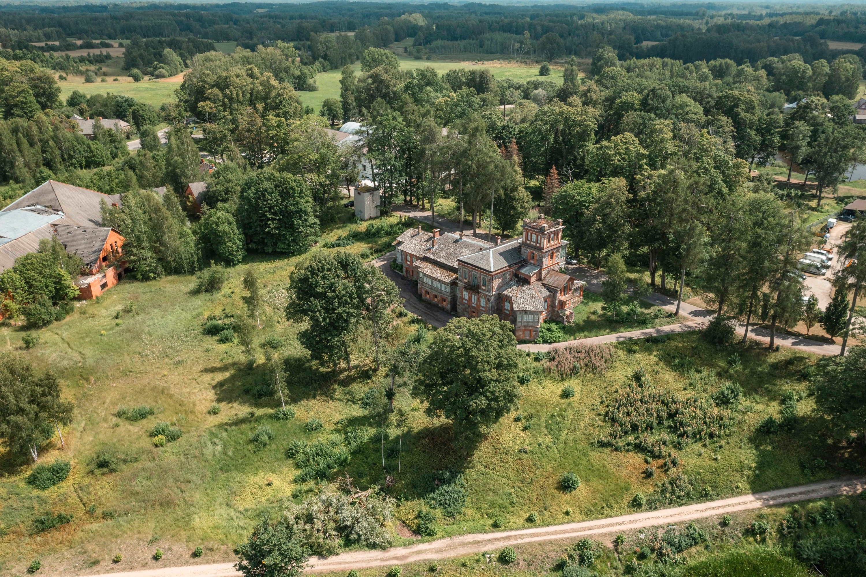 Images Te renoveren landhuis aan het meer voor een lage prijs