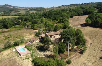 Plattelandswoning te koop Montescudaio, Toscane, RIF 2185 Blick auf Haus und Pool