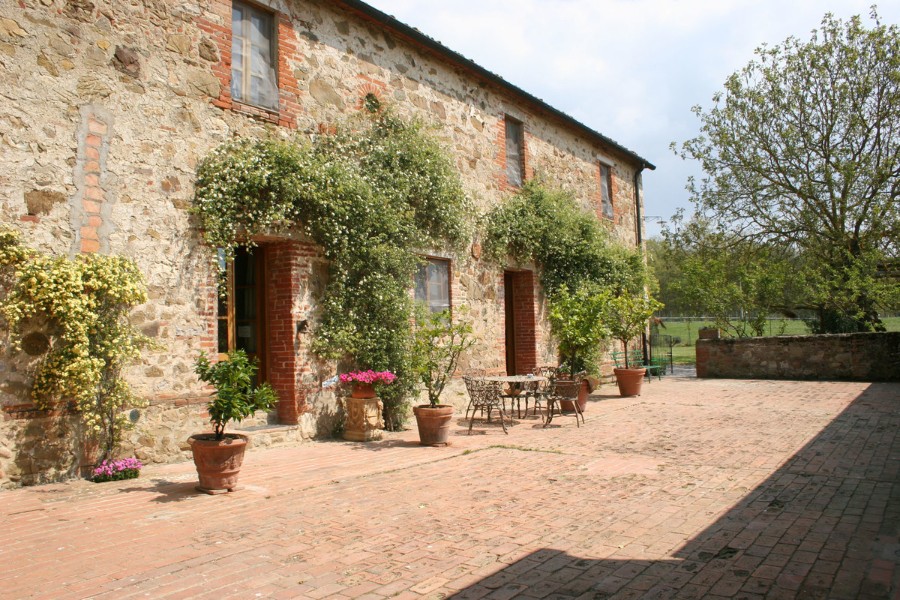 Images Reiterhof mit vollrenoviertem Natursteinanwesen im Chianti mit 15 ha Land