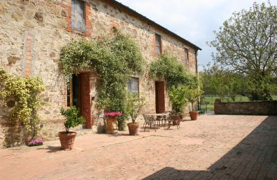 Plattelandswoning te koop Arezzo, Toscane, RIF2262-kurz#RIF 2262 Eingang Haupthaus mit Vorplatz