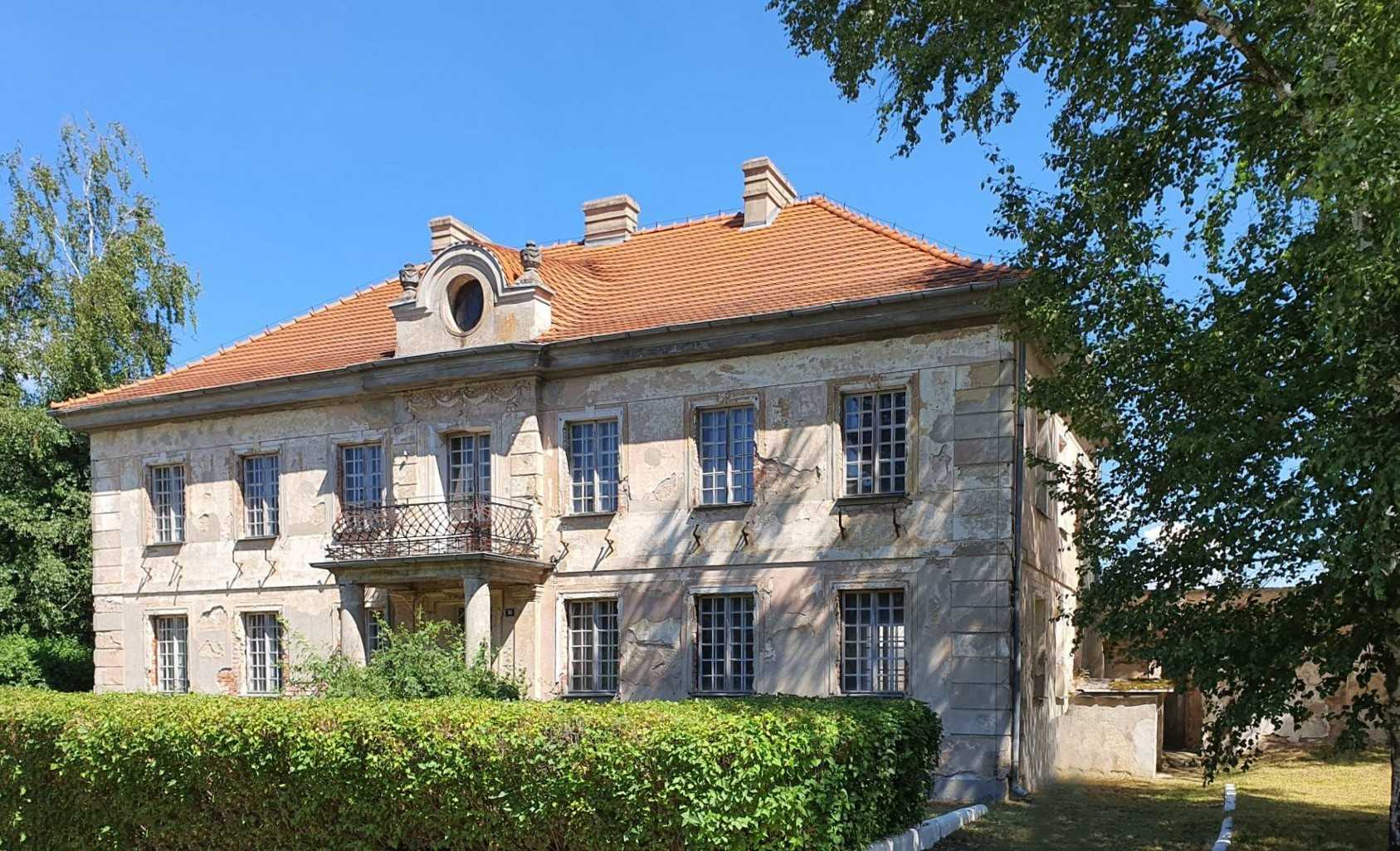 Images Voormalig kasteel met bijgebouwen in Dobrojewo